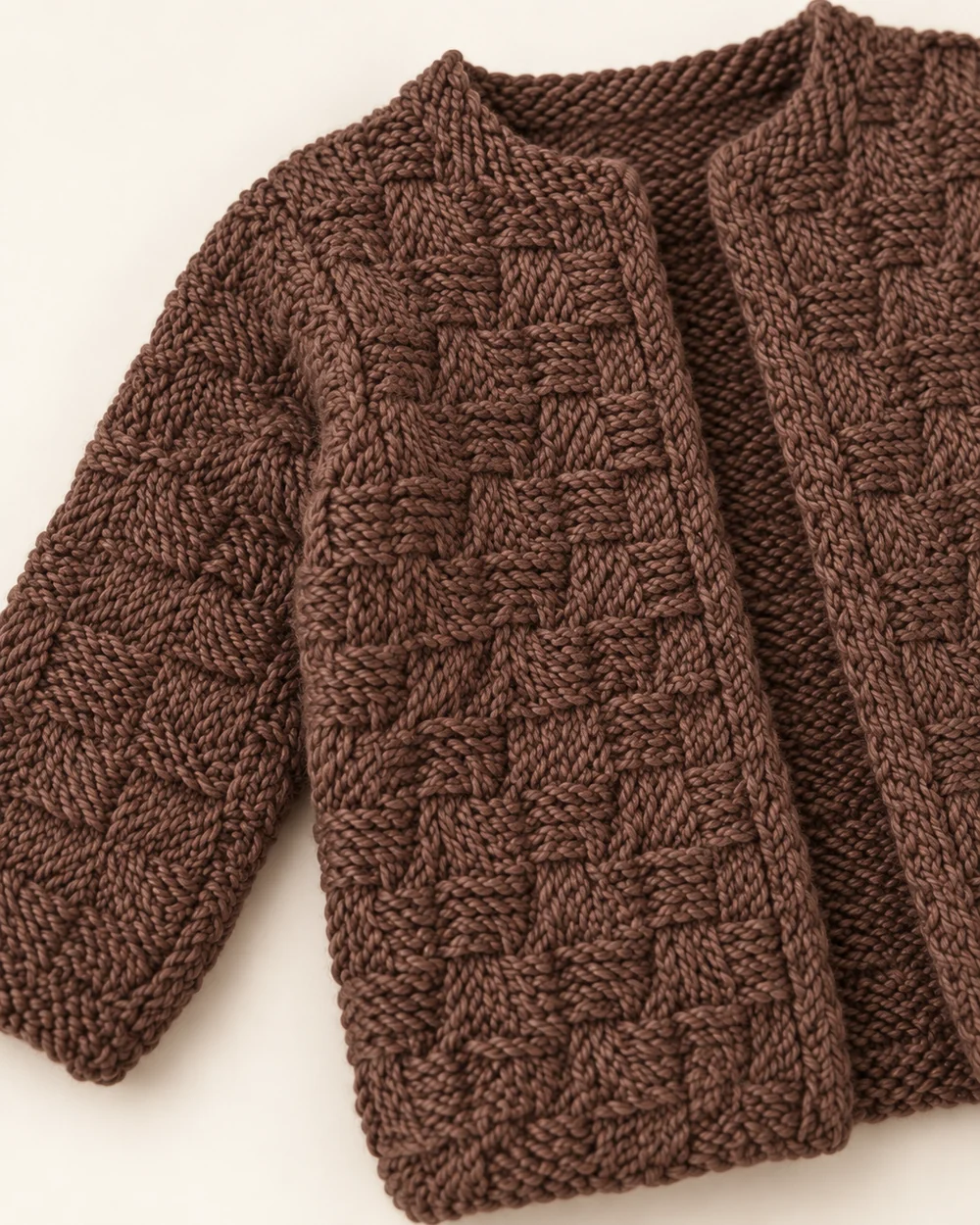 Casaco castanho de tricot com botões e ponto trabalhado